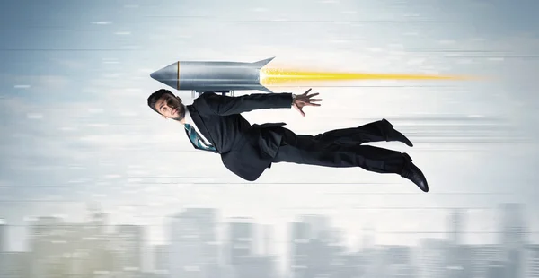 Homem de negócios super-herói voando com foguete jet pack acima do cit — Fotografia de Stock
