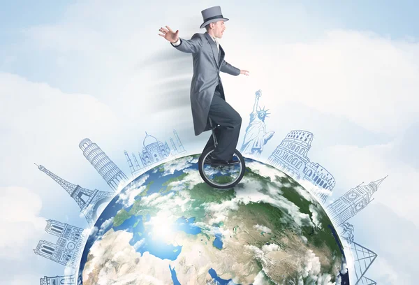 Homme chevauchant monocycle autour du globe avec les grandes villes — Photo