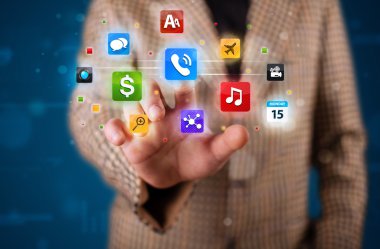 İş adamı çeşitli düğme koleksiyonlarına basıyor