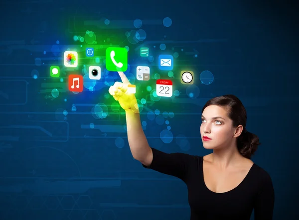 Молода бізнес-леді натискає барвисті піктограми мобільних додатків з гаком — стокове фото