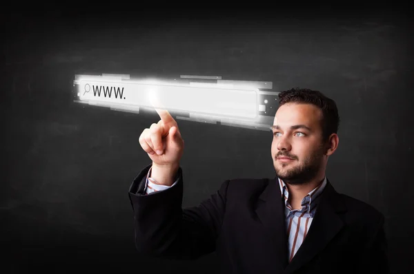 Νεαρός επιχειρηματίας αγγίζοντας γραμμή διευθύνσεων web browser με www σημάδι — Φωτογραφία Αρχείου