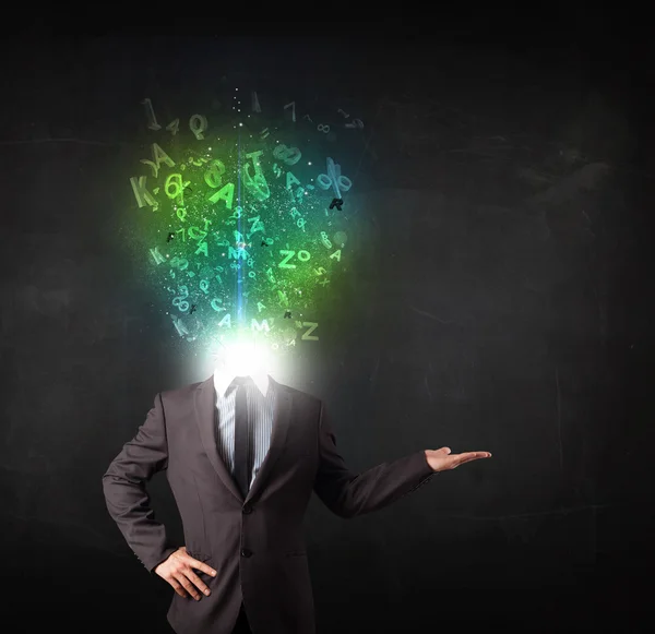 Деловой человек с абстрактными светящимися буквами на голове — стоковое фото