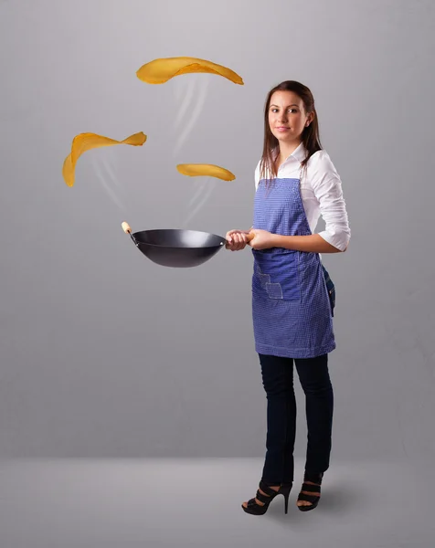 Mujer haciendo panqueques — Foto de Stock