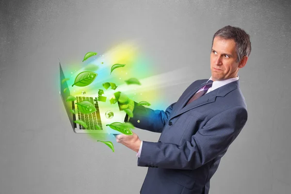 Biznesmen posiadania laptopa z Przerabianie surowców wtórnych i środowiska żeton — Zdjęcie stockowe