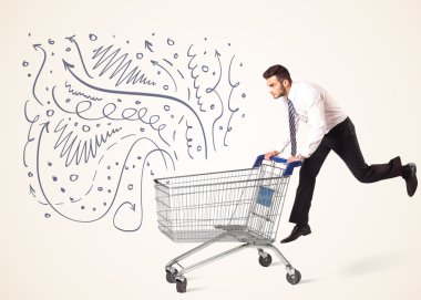 Alışveriş arabalı bir iş adamı.