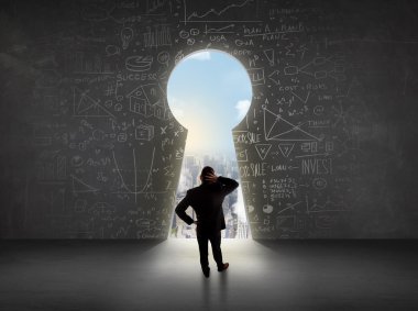 Parlak şehir manzaralı anahtar deliğine bakan bir işadamı 