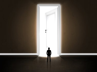 Büyük parlak kapıyı açan bir iş adamı.