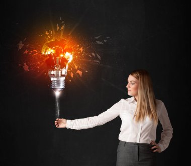 İş kadını ile bir patlama ampul