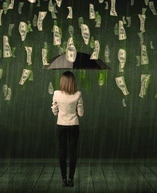 İş kadını elinde şemsiyeyle yağmur konseptiyle ayakta duruyor