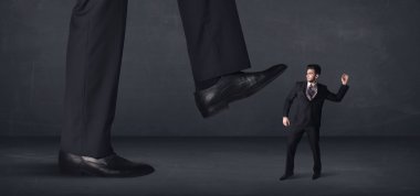 Dev kişi küçük işadamı kavramı üzerinde adım