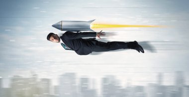 süper kahraman iş adamı ile jet pack roket CIT yukarıda uçan