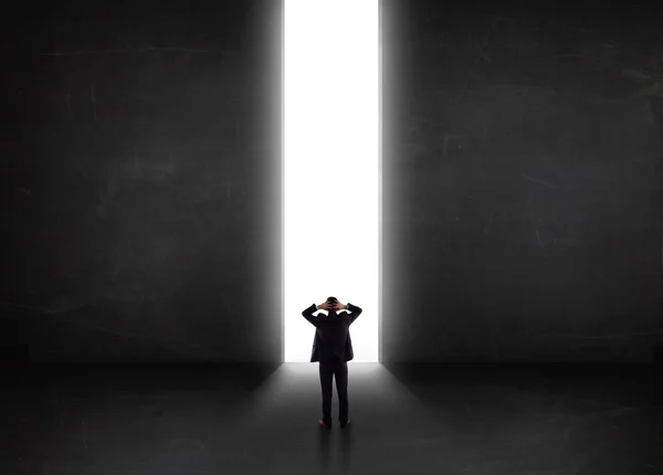 Persona de negocios mirando a la pared con apertura de túnel de luz —  Fotos de Stock