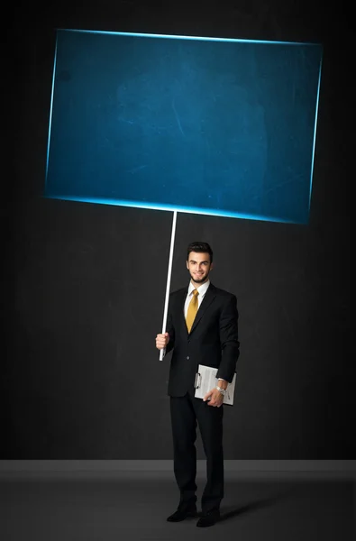 Empresário com placa azul — Fotografia de Stock