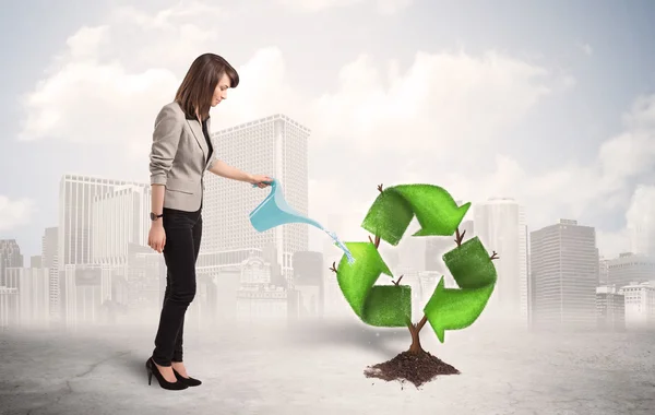 Zakelijke vrouw drenken Groen recycle teken boom op stad CHTERGRO — Stockfoto