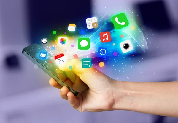 Renkli uygulama simgeleriyle el ele tutuşan akıllı telefon — Stok fotoğraf