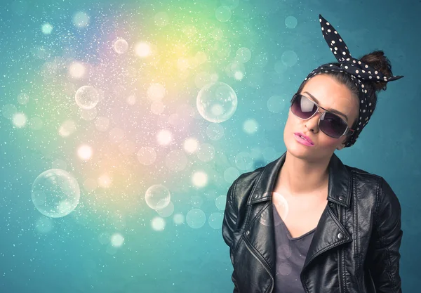 Mujer joven con gafas de sol y luces de colores bokeh —  Fotos de Stock