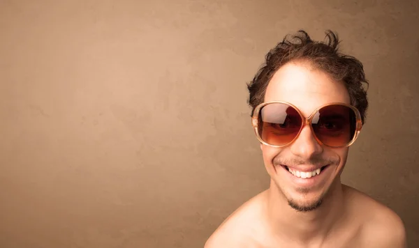 Retrato de un joven divertido con gafas de sol y copyspace —  Fotos de Stock