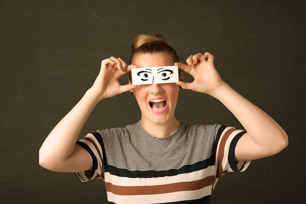 Joven tonto mirando con papel de ojo dibujado a mano — Foto de Stock