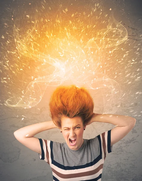 Jeune femme aux cheveux roux éclatants énergétiques — Photo