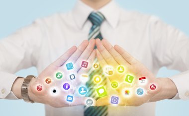 Eller mobil uygulama simgeleri ile bir form oluşturuluyor