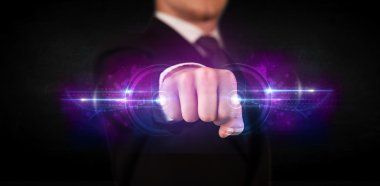 İş adamı gelecekteki teknoloji veri ağı tutuyor 