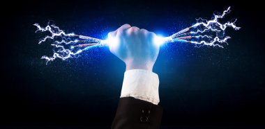 Elektrik kablolarını tutan iş adamı