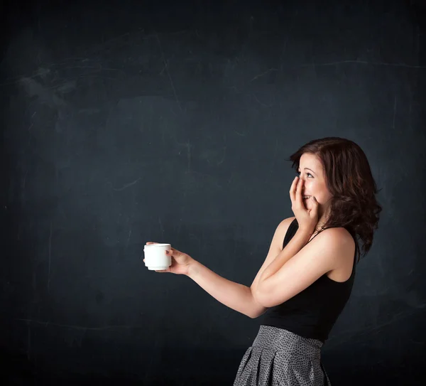 Donna d'affari in possesso di una tazza bianca — Foto Stock