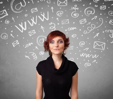 soyut beyaz ortam simgesini karalamalar ile genç ve güzel kız