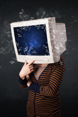 Genç bir kişinin kafasında bilgisayar monitörü patladı 