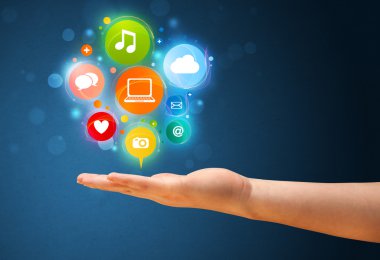 bir kadının elinde Multimedya simgeler