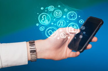 El smartphone telefon app seçenekleri ile tutarak