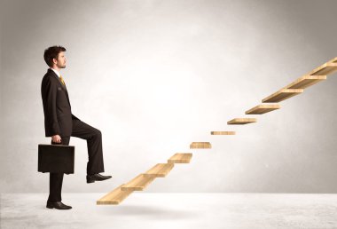 Bir merdiven çıkıyorum