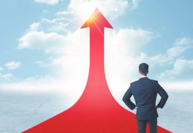 üzerinde kırmızı bir ok ayakta işadamı