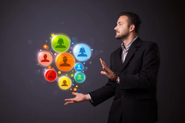 Symbole des sozialen Netzwerks in der Hand eines Geschäftsmannes — Stockfoto