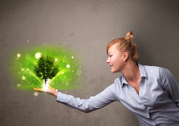 Arbre lumineux poussant dans la main d'une femme d'affaires — Photo