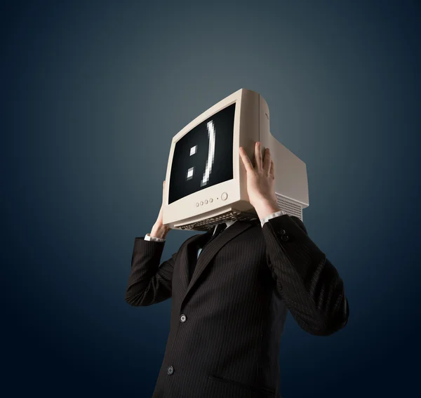 Joven empresario divertido con un monitor en la cabeza y sonriente — Foto de Stock