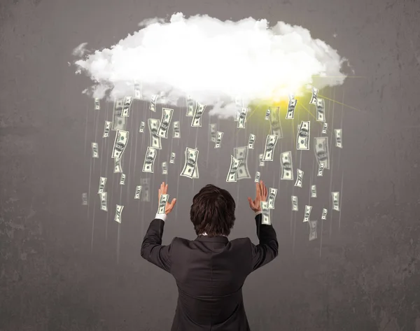 Homme d'affaires en costume regardant nuage avec chute d'argent — Photo