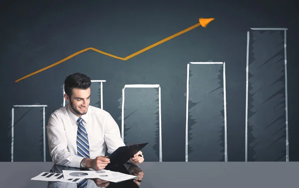 Hombre de negocios con diagrama de negocios — Foto de Stock