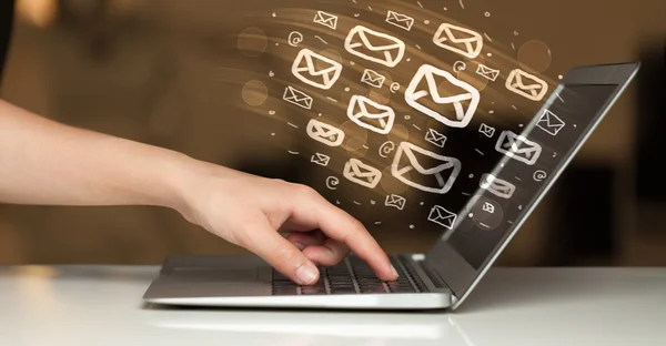 Concept van het sturen van e-mails — Stockfoto