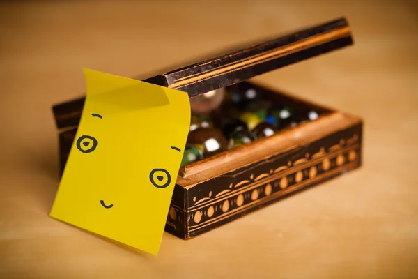 Post-it note with smiley face sticked on jewelry box — Stock Photo, Image