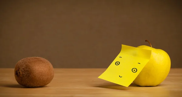 Pomme avec post-it note regardant kiwi — Photo