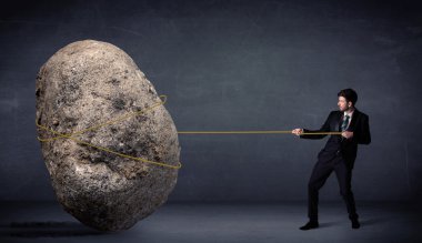 bir ip ile büyük rock çekerek işadamı 
