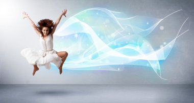 Etrafında soyut mavi eşarpla atlayan sevimli bir genç.