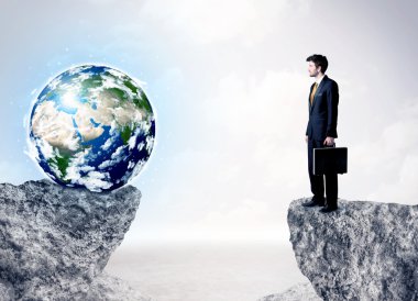 İşadamı küre rock dağda