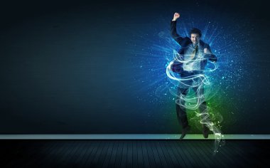 Yetenekli neşeli iş adamı parlayan enerji hatlarıyla zıplıyor