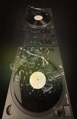 Turntable simge çizilmiş enstrümanlarla klasik müzik çalıyor 