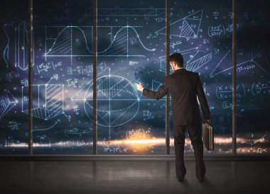 İş adamı iş grafikleri çiziyor