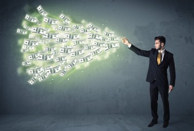 İş adamı bir sürü dolar savuruyor.