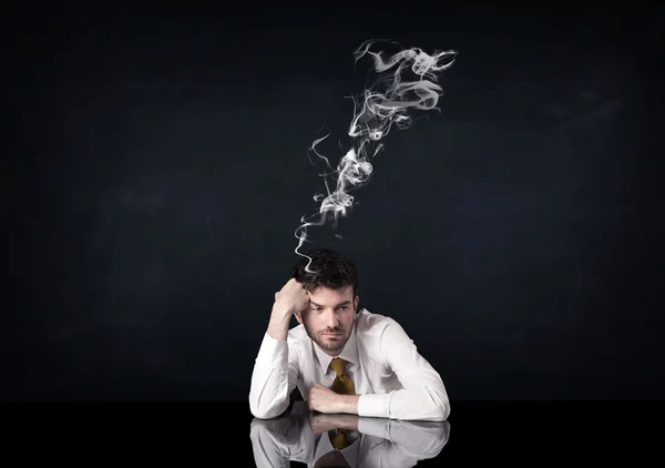 Uomo d'affari depresso con testa fumante — Foto Stock