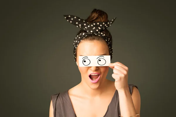 Jeune fille stupide regardant avec des boules d'oeil dessinées à la main sur papier — Photo